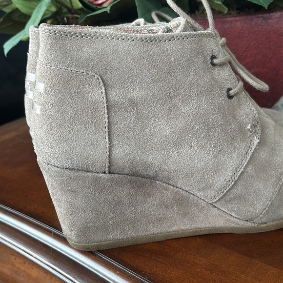 Toms Genuine Suede Desert Wedge Ankle Bootie Neutral Lace Up Rounded Toe Boots - Picture 14 of 16